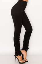 Load image into Gallery viewer, She&#39;s Scrunched Leggings 3 colors
